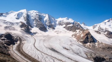 İsviçre Alplerinde, Bernina 'da Bellavista' nın altından akan Pers Buzulu Panoraması, yazın Engadin 'deki Diavolezza' dan ele geçirildi.