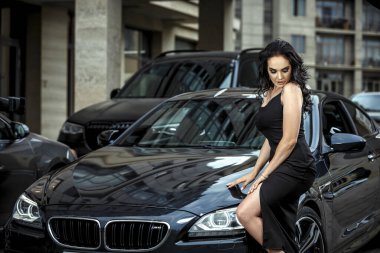 Arabalı güzel bir kız.