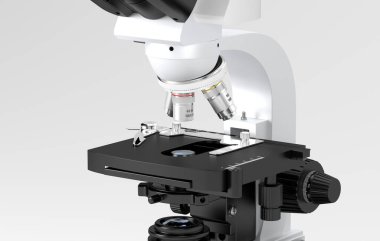 Laboratuvarda bir mikroskop. Mikroskopta çeşitli objektif lensler ve slayt yerleştirmek için bir sahne yer alıyor. Kullanıma hazırlanırken teçhizatın ayrıntıları üzerinde duruluyor.