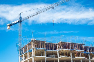 İkametgah binası inşaat halindeki vinç şehir bölgesinde, emlak ve konut geliştirme konsepti, insan yok.