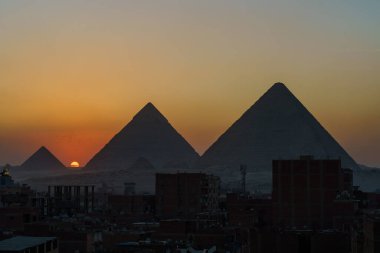 Giza Piramitleri 'nin arkasında gün batımı, Mısır. Yüksek kalite fotoğraf