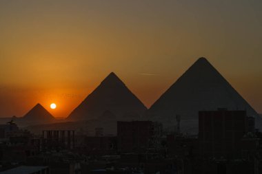 Giza Piramitleri 'nin arkasında gün batımı, Mısır. Yüksek kalite fotoğraf