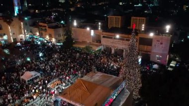 Noel kutlamaları sırasında Beytüllahim 'deki Manger Meydanı' nı çekerken çekilen hava aracı kare ve şenlikli atmosferi geniş bir açıdan ele alarak Noel ağacına doğru sorunsuzca ilerledi ve ağacın tepesindeki yıldızın etrafında daireler çizdi..