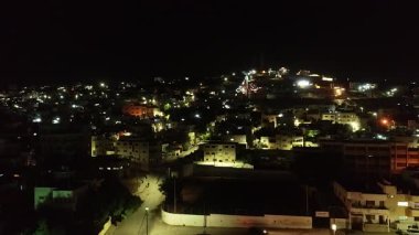 Jenin şehri ve kampının insansız hava aracı ile ele geçirilmiş hali. İnsansız hava aracı, sahneyi birçok açıdan, binaları, sokakları ve açık alanları vurgulamak için kendi etrafında 360 derecelik bir dönüş gerçekleştirir..