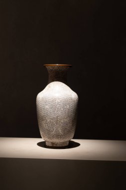 Siyah zemin üzerinde mum olan boş seramik kase.