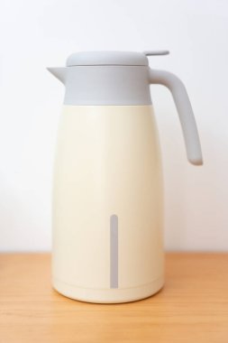 Tahta saplı beyaz plastik termos şişesi.