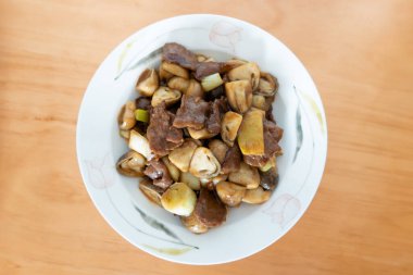 Çin usulü kızarmış tofuyu istiridye ve sebzeyle karıştırın.