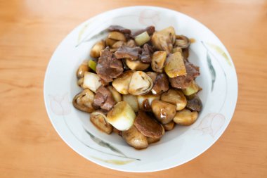 Sarımsak soslu kızarmış domuz ciğeri.