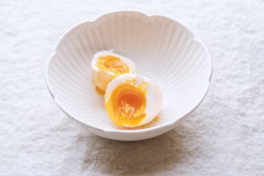 Beyaz arka planda yumurta sarısı.