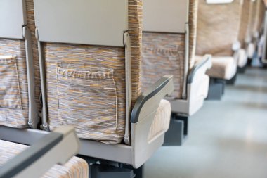 Boş koltuklu trenin modern iç.