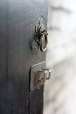 Eski ahşap arka planda anahtar deliği olan metal kapı kilidi.