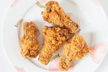 Sarımsaklı kızarmış tavuk ve sarımsak.