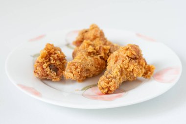 Beyaz tabak içinde kızarmış tavuk