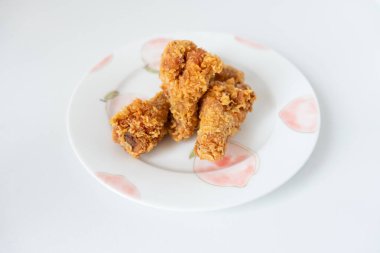 Beyaz tabakta kızarmış tavuk, Asya usulü.