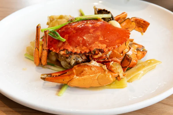 Masada beyaz tabakta kızarmış ıstakoz.