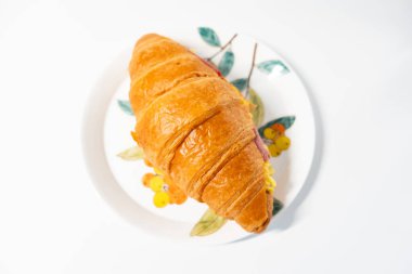 Beyaz arka planda tereyağlı kruvasan.