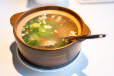 Sebzeli yeşil çorba ve tahta üzerinde bitkiler. sağlıklı beslenme.