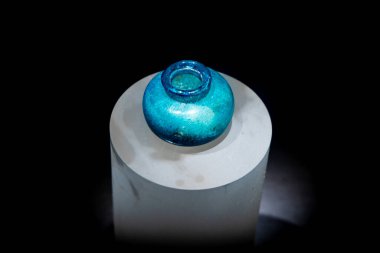 Resim yapan bir lambanın stüdyo fotoğrafı.