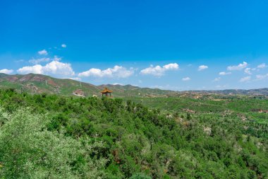 Dağlarda nehri olan güzel bir manzara.