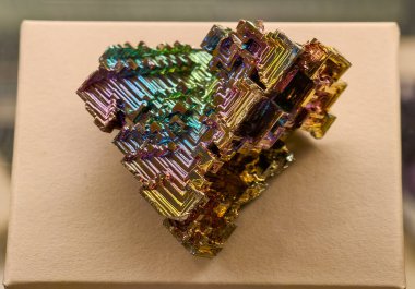 Canlı bir günbatımında palmiye ağaçları tarafından çerçevelenmiş bir havaalanı kontrol kulesinin dramatik bir silueti. Parlayan turuncu güneş gökyüzünde sıcak bir renk bırakır, doğal güzelliği havacılık altyapısıyla harmanlar. Seyahat ve gündoğumu teması için ideal