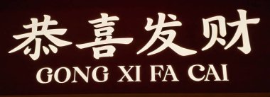 Canlı bir günbatımında palmiye ağaçları tarafından çerçevelenmiş bir havaalanı kontrol kulesinin dramatik bir silueti. Parlayan turuncu güneş gökyüzünde sıcak bir renk bırakır, doğal güzelliği havacılık altyapısıyla harmanlar. Seyahat ve gündoğumu teması için ideal