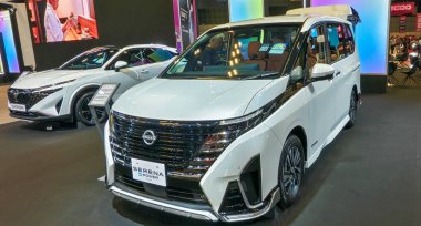 Singapur-10 Ocak 2026.Tamamen yeni altıncı nesil (C28) Nissan Serena e-POWER, bir melez Çok Amaçlı Araç (MPV). Benzin motorunun sadece elektrik motoru için jeneratör görevi gördüğü eşsiz bir E-POWER sistemi ile çalışıyor..