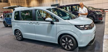 Singapur-10 Ocak 2026.Honda Açık mavi renkli HEV mini MPV.