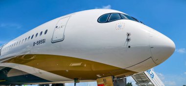 Singapur-4 Şubat 2026.Starlux Havayolları Airbus A350-1000 'in burnu B-58551 plakalı..