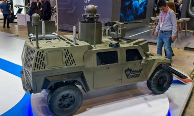Singapur-5 Şubat 2026.Askeri taktik araç konsepti radar, kamera ve karşı-drone sistemleriyle donatılmış İHA muhafızları. Engebeli off-road tasarımı modern anti-drone teknolojisini ön plana çıkaran bir savunma fuarında sergilendi..
