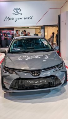 Singapur-10 Ocak 2026.Celestite Gri Metalik Toyota Corolla Altis sedan. CVT şanzımanı ve 1800 cc motor kapasiteli C segmenti sedan..