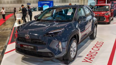Singapur-10 Ocak 2026.A Toyota Yaris Cross, bir yarı kompakt hibrit elektrikli jip. Bir şehir aracının sıkışık boyutunu bir SUV 'nin pratik ve yüksek duruşu ile birleştirir..