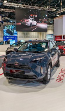 Singapur-10 Ocak 2026.A Toyota Yaris Cross, bir yarı kompakt hibrit elektrikli jip. Bir şehir aracının sıkışık boyutunu bir SUV 'nin pratik ve yüksek duruşu ile birleştirir..