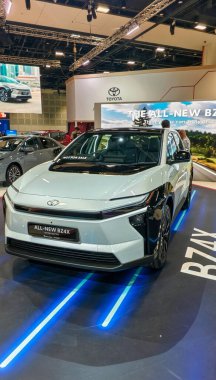 Singapur-10 Ocak 2026.a Toyota bZ4X, pil elektrikli kompakt SUV..
