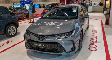 Singapur-10 Ocak 2026.Celestite Gri Metalik Toyota Corolla Altis sedan. CVT şanzımanı ve 1800 cc motor kapasiteli C segmenti sedan..