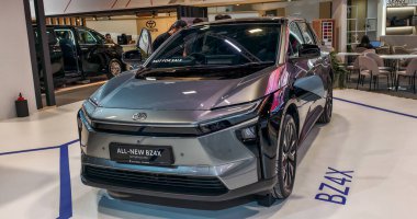 Singapur-10 Ocak 2026.Toyota bZ4X, batarya elektrikli kompakt SUV.