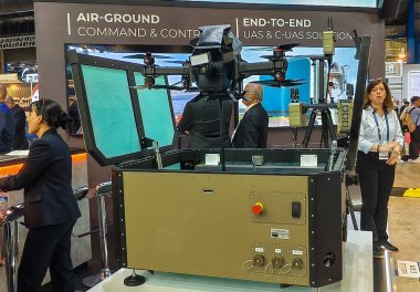 Singapur-10 Şubat 2026.Quadcopter İHA 'sı savunma teknolojisi sergisinde raggeze edilmiş fırlatma konteynırından çıkıyor. Raider, düşman uçaklarını etkisiz hale getirmek için özellikle tasarlandı. Onları yakalamak için bir ağ kullanıyor..