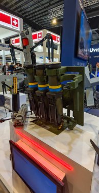 Singapur-10 Şubat 2026.Askeri fırlatma sistemi ve kalkıştan önce üç dikey fırlatma tüpü. Küçük çaplı, çığır açan bir fırlatıcı, başıboş dolaşan mühimmat, insansız hava araçları yerleştirmek için. Görüntü, sensörleri ve yük yükleri olan kuadkopter dronları içerir.