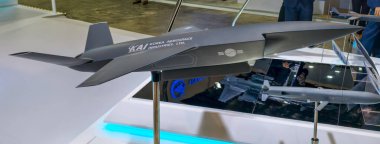 MUCCA 'nın bir uzay sergisinde sergilenen Orta ölçekli İnsansız Savaş Uçakları modeli. Gösterişli açısal tasarım, mat gri kaplama, düşük radar görünürlüğü için optimize edilmiş..