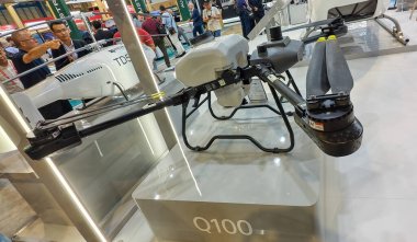 Singapur-10 Şubat 2026 Agricultural spreyleme drone. Ekinlerin verimli bir şekilde püskürtülmesi, büyük bir sıvı tank ve özel hortumlar kullanılması için tasarlandı..