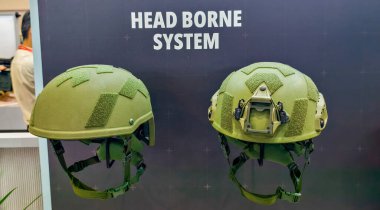 Singapur-10 Şubat 2026.2 taktik savaş miğferi yeşilde, montlu ve cırt cırtlı. Asker koruması ve optik aygıt entegrasyonu için tasarlanmış, Baş Borne Sistemi işareti altında görüntülendi.