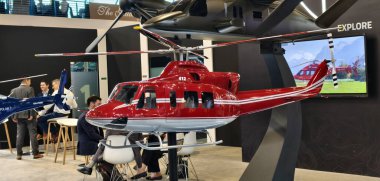 Singapur-10 Şubat 2026.Bell 412 model, çok motorlu bir araç. Havadan yangın söndürme, acil durum müdahalesi ve araç kaldırmada kullanılıyor..