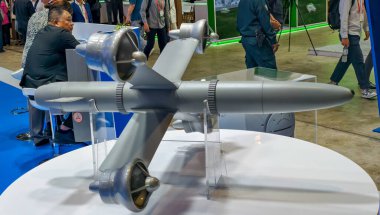 ROC-X, İsrail Havacılık Endüstrisi (IAI) tarafından geliştirilen elle ateşlenen ve kamikaze dronu olarak da bilinen bir mühimmat. Hassas saldırılar için tasarlanmış, hedefleri belirlemek ve saldırmak için elektro-optik hedefleme sensörleri ile donatılmış..