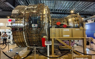 Rolls-Royce Trent 1000 aero motoru, daha çok Boeing 787 Dreamliner uçaklarına güç sağlamak için kullanılan yüksek baypas turbofan motorudur. 3D-aerofoil Blades, yüksek basınçlı bir sistem ve verimlilik için üç şaftlı bir tasarım..