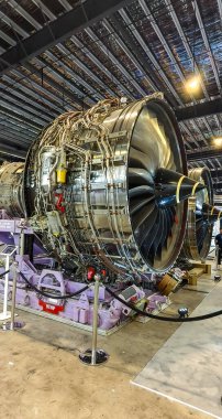 Singapur-10 Şubat 2026.a Rolls-Royce Trent XWB yüksek baypas turbofan jet motoru bir ticaret fuarında sergileniyor.