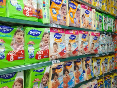 Sabah, Malezya - 25 Ocak 2026: DryPantz ve ClassicPantz da dahil olmak üzere çeşitli Drypers marka bebek bezleriyle dolu geniş bir perakende rafı. Paket renkli tasarımlar ve gülümseyen bebekler içeriyor, M 'den farklı boyutları vurguluyor