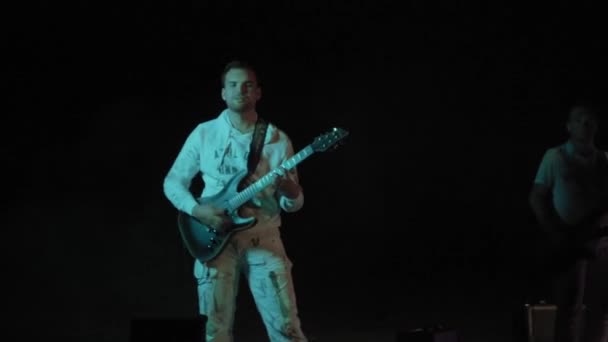 Dos guitarristas de rock tocan la guitarra eléctrica y el bajo por la noche — Vídeo de stock