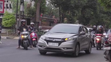 Yogyakarta, Endonezya - Augustus 25, 2025: Yogyakarta sokakları yoğun ve geçen motosiklet ve arabalarla dolu.