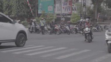 Yogyakarta, Endonezya - Augustus 25, 2025: Yogyakarta sokakları yoğun ve geçen otomobiller ile dolu, S-Log3, S-Gamut3.Cine