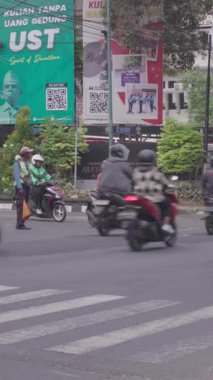 Yogyakarta, Endonezya - Augustus 25, 2025: Yogyakarta sokakları yoğun ve geçen motosiklet ve arabalarla dolu.