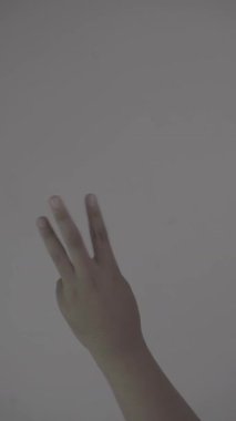 Bronzlaşmış bir elin parmaklarıyla sayarken, beyaz arka plan, S-Log3, S-Gamut3